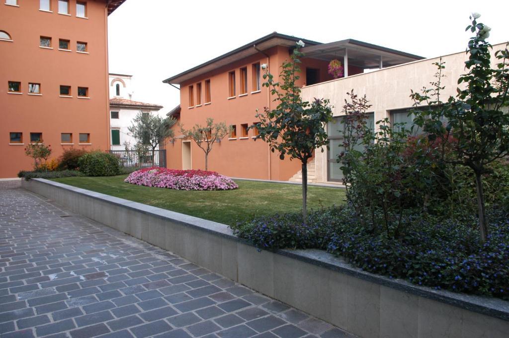 Pilgrim'S Hotel Cicognolo Exterior photo