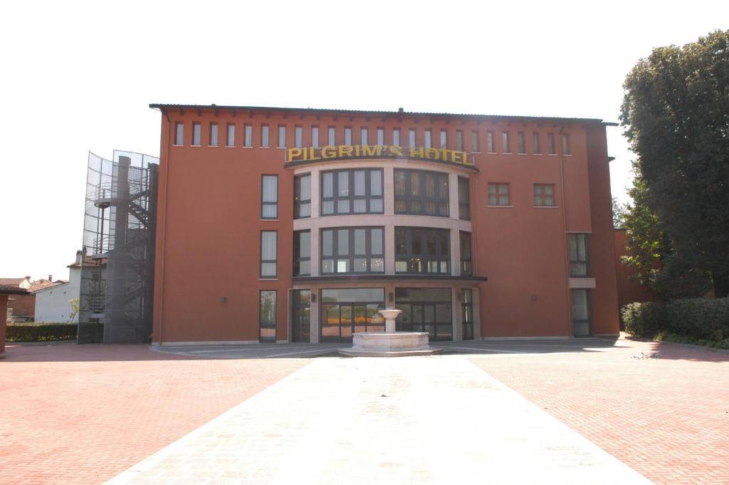 Pilgrim'S Hotel Cicognolo Exterior photo